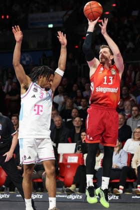 Andreas Obst FC Bayern Basketball, 13 with Zachery Cooks Telekom Baskets Bonn, 03 , GER, FC Bayern Basketball vs Telekom Baskets Bonn, Basketball, easycredit Basketball Bundesliga, 15 Matchday, Season 2025 2026, 11 01 2026, GER, FC Bayern Basketball vs Telekom Baskets Bonn, Basketball, easycredit Basketball Bundesliga, 15 Matchday, Season 2025 2026, 11 01 2026 Munich Copyright: xEibner-Pressefoto JennixMaulx EP_JML