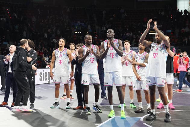 Telekom Baskets Bonn players thank the fans after the game, disappointed, emotions, GER, FC Bayern Basketball vs Telekom Baskets Bonn, Basketball, easycredit Basketball Bundesliga, Matchday 15, 2025 2026 season, 11 01 2026, GER, FC Bayern Basketball vs Telekom Baskets Bonn, Basketball, easycredit Basketball Bundesliga, Matchday 15, 2025 2026 season, 11 01 2026 Munich Copyright: xEibner-Pressefoto JennixMaulx EP_JML