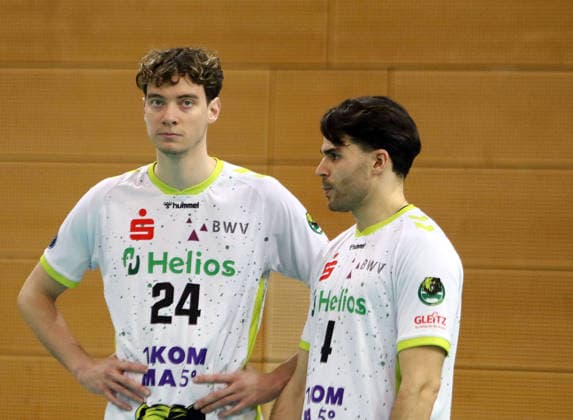 after the defeat, from left Austin WILMOT Giesen ,Miguel SINFRONIO Giesen , He Volleyball, 1 BL,25 26, TSV Haching Muenchen vs Helios Gizzlys Giesen, , Geothermie Arena, Unterhaching, 11 01 26 Copyright: WolfgangxFehrmann