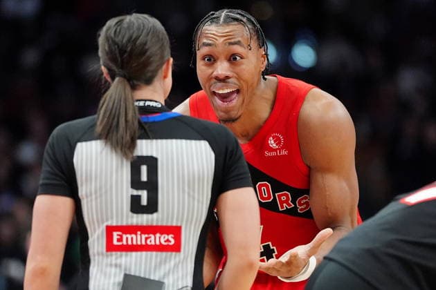 January 11, 2026, Toronto, On, CANADA: Toronto Raptors forward guard Scottie Barnes (4) argues a call with referee Natalie Sago (9) during overtime NBA, Basketball Herren, USA basketball action against the Philadelphia 76ers, in Toronto, Sunday, Jan. 11, 2026. Canada News - January 11, 2026 - ZUMAc35_ 20260111_zaf_c35_118 Copyright: xFrankxGunnx