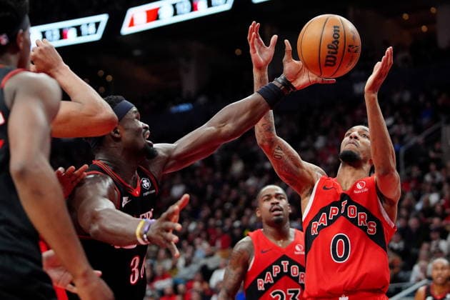 January 11, 2026, Toronto, On, CANADA: Philadelphia 76ers forward Adem Bona (30) and Toronto Raptors guard A.J. Lawson (0) vie for the rebound during second half NBA, Basketball Herren, USA basketball action in Toronto, Sunday, Jan. 11, 2026. Canada News - January 11, 2026 - ZUMAc35_ 20260111_zaf_c35_122 Copyright: xFrankxGunnx