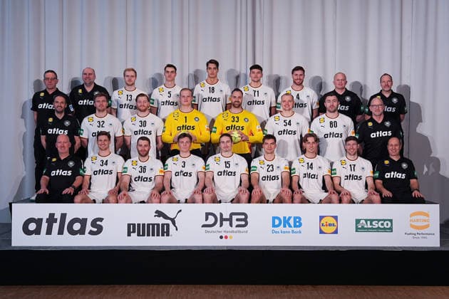 12 01 2026, xydrx, handball, portrait appointment, team photo of the German national team in Hanover before the EHF Euro 2026 top row from left Alfred Gislason head coach German national handball team , Erik Wudtke co-coach , Matthes Langhoff, Miro Schluroff, Julian Koester, Marko Grgic, Johannes Golla, Simon Overkamp national athletics coach , Mattias Andersson National Coach Goalkeeper second row from left Benjamin Chatton Manager National Team , Franz Semper, Tom Kiesler, David Spaeth, Andreas Wolff, Justus Fischer, Jannik Kohlbacher, Philip Luebke Team Doctor , front row from left Dennis Finke Physiotherapist , Rune Dahmke, Lukas Mertens, Nils Lichtlein, Juri Knorr, Renars Uscins, Mathis Haeseler, Lukas Zerbe, Bernd Goetzenberger Physiotherapist Lower Saxony Germany