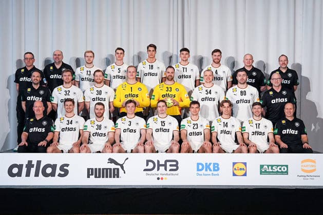 12 01 2026, xydrx, handball, portrait appointment, team photo of the German national team in Hanover before the EHF Euro 2026 top row from left Alfred Gislason head coach German national handball team , Erik Wudtke co-coach , Matthes Langhoff, Miro Schluroff, Julian Koester, Marko Grgic, Johannes Golla, Simon Overkamp national athletics coach , Mattias Andersson National Coach Goalkeeper second row from left Benjamin Chatton Manager National Team , Franz Semper, Tom Kiesler, David Spaeth, Andreas Wolff, Justus Fischer, Jannik Kohlbacher, Philip Luebke Team Doctor , front row from left Dennis Finke Physiotherapist , Rune Dahmke, Lukas Mertens, Nils Lichtlein, Juri Knorr, Renars Uscins, Mathis Haeseler, Lukas Zerbe, Bernd Goetzenberger Physiotherapist Lower Saxony Germany