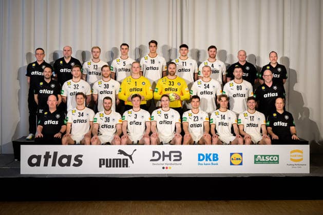 Hannover Handball EM 2026 Germany press conference team photo, team photo, group picture from left back coach Alfred Gislason , co-coach Erik Wudtke, Matthes Langhoff, Miro Schluroff , Julian Köster Koester , Marko Grgic , Johannes Golla , athletic trainer Dr Simon Overkamp, goalkeeper coach Mattias Andersson from left middle team manager Benjamin Chatton, Franz Semper , Tom Kiesler, goalkeeper David Späth David Spaeth, goalkeeper Andreas Wolff, Justus Fischer, Jannik Kohlbacher, team doctor Dr Philip Lübke from left front Physio Denis Finke, Rune Dahmke, Lukas Mertens, Nils Lichtlein, Juri Knorr, Renars Uscins, Mathis Häseler Haeseler, Lukas Zerbe, Physio Bernd Götzenberger Hannover Germany