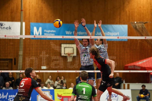 Block at the net, Alex King ASV Dachau, 05 with Will Kuhns ASV Dachau, 17 , Jan Huber Barock Volleys MTV Ludwigsburg, 05 with Ben Simon Bonin Barock Volleys MTV Ludwigsburg, 06 , GER, ASV Dachau vs Barock Volleys MTV Ludwigsburg, Volleyball, 1 Bundesliga, Season 2025 2026, 14 01 2026, GER, ASV Dachau vs Barock Volleys MTV Ludwigsburg, Volleyball, 1 Bundesliga, Season 2025 2026, 14 01 2026 Dachau Copyright: xEibner-Pressefoto JennixMaulx EP_JML