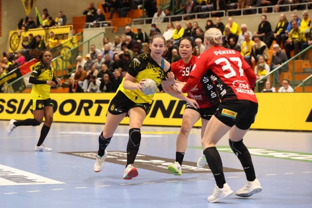 duel between Guro Nestaker Borussia Dortmund and Kaho Nakayama BSV Sachsen Zwickau GER, Borussia Dortmund vs BSV Sachsen Zwickau, handball, HBF, 2025 2026 season, 14 01 2026 GER, Borussia Dortmund vs BSV Sachsen Zwickau, handball, HBF, 2025 2026 season, 14 01 2026 Dortmund Copyright: xEibner-Pressefoto FrankxZeisingx EP_FZG