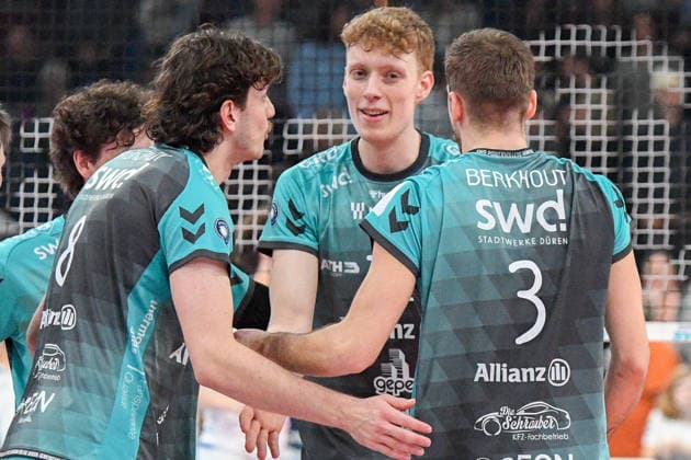 v li Robin Baghdady Powervolleys Düren, 8 , Siebe Korenblek Powervolleys Düren, 12 , Joris Benjamin Berkhout Powervolleys Düren, 3 celebrate a point, celebrate the point, celebration, action, action, 14 01 2026, Düren Germany , Volleyball, 1 Bundesliga Men, SWD Powervolleys Düren VfB Friedrichshafen xmhx
