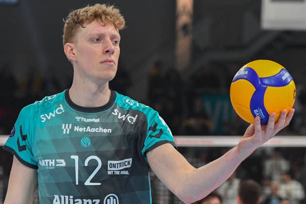 Siebe Korenblek Powervolleys Düren, 12 on serve, free frame, single frame, action, action, 14 01 2026, Düren Germany , Volleyball, 1 Bundesliga Men, SWD Powervolleys Düren VfB Friedrichshafen xmhx