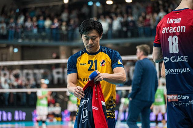 Volleyball I Men I Season 2025 2026 I Bundesliga I SVG Lüneburg TSV Haching Munich I 14 01 2026 single photo, cropped, single image, cut out, isolated subject, sports shot, close-up, cropped, cropped shot, shot, single Sho Takahashi 21, SVG Lüneburg on the edge of the field before the game with bandaged hand Copyright: xLobeca Björn-OlexKehmx