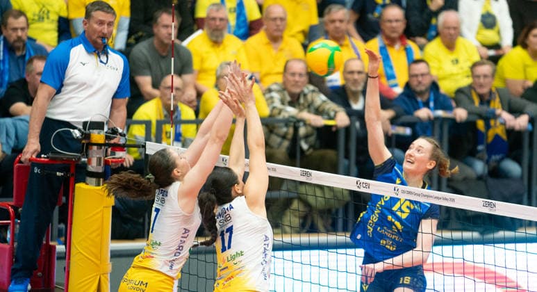 15 1 2026, Volleyball, Women, CEV Zeren Champions League Volley 2025 26, Preliminary round, Group E, Matchday 4, SSC Palmberg Schwerin VC Maritza Plovdiv Mia Kirchhoff SSC Palmberg Schwerin, right against Aleksandra Kitipova VC Maritza Plovdiv, left and Boryana Angelova VC Maritza Plovdiv, center Schwerin Palmberg Arena Mecklenburg-Vorpommern Germany