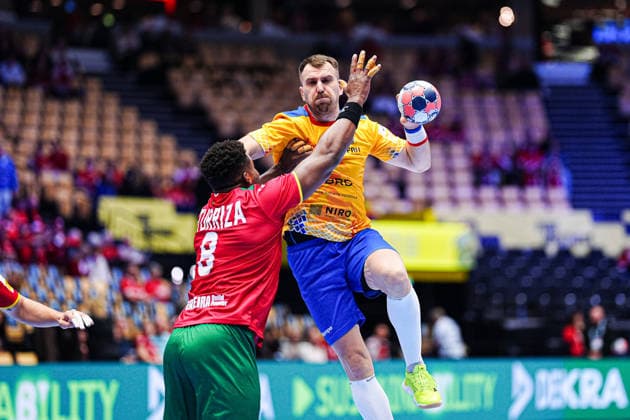 Victor Iturizza Portugal, 08 , Radu Ghita Romania, 13 DEN, Portugal vs Romania, Handball, EHF European Championship 2026, Group B, Matchday 1, 16 01 2026 DEN, Portugal vs Romania, Handball, EHF European Championship 2026, Group B, Matchday 1, 16 01 2026 Herning Copyright: xEibner-Pressefoto MarcelxvonxFehrnx EP_MFN