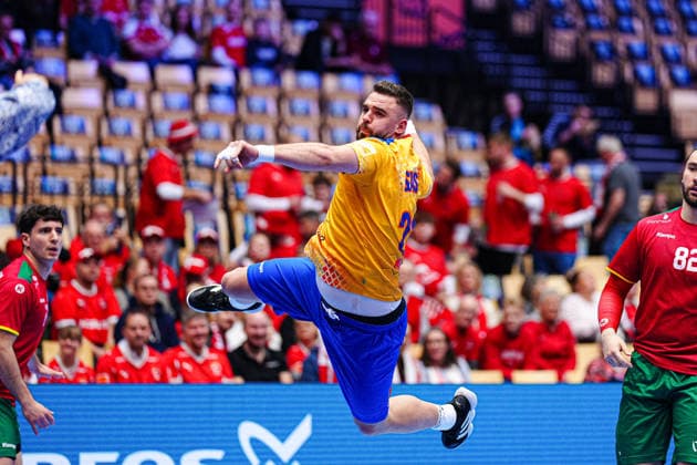 Throw Goal Andras Szasz Romania, 20 DEN, Portugal vs Romania, Handball, EHF European Championship 2026, Group B, Matchday 1, 16 01 2026 DEN, Portugal vs Romania, Handball, EHF European Championship 2026, Group B, Matchday 1, 16 01 2026 Herning Copyright: xEibner-Pressefoto MarcelxvonxFehrnx EP_MFN