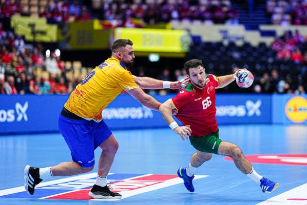 Andras Szasz Romania, 20 , Joao Gomes Portugal, 66 DEN, Portugal vs Romania, Handball, EHF European Championship 2026, Group B, Matchday 1, 16 01 2026 DEN, Portugal vs Romania, Handball, EHF European Championship 2026, Group B, Matchday 1, 16 01 2026 Herning Copyright: xEibner-Pressefoto MarcelxvonxFehrnx EP_MFN