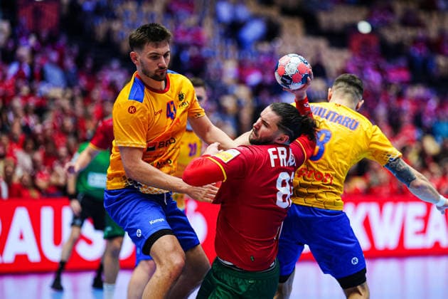 Andrei Buzle Romania, 47 , Luis Frade Portugal, 82 , Robert Militaru Romania, 08 DEN, Portugal vs Romania, Handball, EHF European Championship 2026, Group B, Matchday 1, 16 01 2026 DEN, Portugal vs Romania, Handball, EHF European Championship 2026, Group B, Matchday 1, 16 01 2026 Herning Copyright: xEibner-Pressefoto MarcelxvonxFehrnx EP_MFN