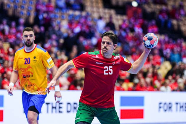 7 meter throw goal Antonio Areia Portugal, 25 DEN, Portugal vs Romania, Handball, EHF European Championship 2026, Group B, Matchday 1, 16 01 2026 DEN, Portugal vs Romania, Handball, EHF European Championship 2026, Group B, Matchday 1, 16 01 2026 Herning Copyright: xEibner-Pressefoto MarcelxvonxFehrnx EP_MFN