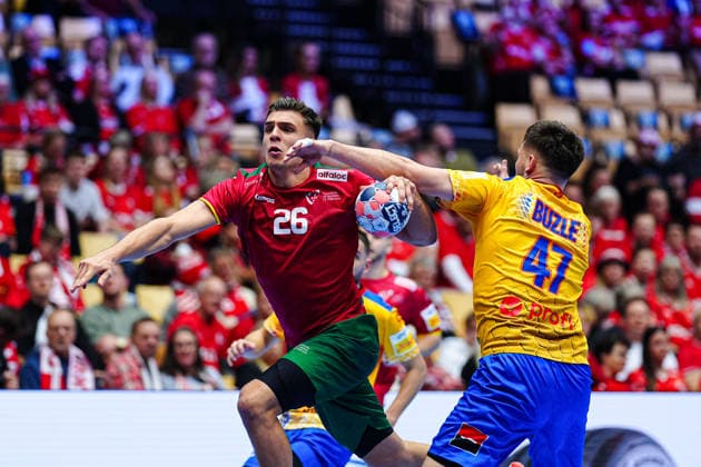 Francisco Costa Portugal, 26 , Andrei Buzle Romania, 47 DEN, Portugal vs Romania, Handball, EHF European Championship 2026, Group B, Matchday 1, 16 01 2026 DEN, Portugal vs Romania, Handball, EHF European Championship 2026, Group B, Matchday 1, 16 01 2026 Herning Copyright: xEibner-Pressefoto MarcelxvonxFehrnx EP_MFN