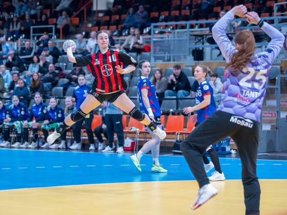 Sophia Cormann TSV Bayer 04 Leverkusen, 10 comes to throw against Ylva Elin Tants Rostocker HC, 25 TSV Bayer 04 Leverkusen vs Rostocker Handball Club, Handball, ALSCO Handballbundesliga Frauen, 14 Spieltag, Saison 2025 2026, 18 01 2026 TSV Bayer 04 Leverkusen vs Rostocker Handball Club, Handball, ALSCO Handballbundesliga Frauen, 18 Spieltag, Saison 2025 2026, 18 01 2026 Leverkusen Copyright: xEibner-Pressefoto ThomasxHaeslerx EP_THR