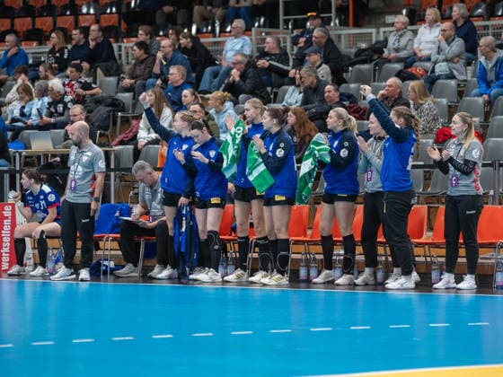 The Rostock bench cheers a successful action TSV Bayer 04 Leverkusen vs Rostocker Handball Club, Handball, ALSCO Handballbundesliga Frauen, 14 Spieltag, Saison 2025 2026, 18 01 2026 TSV Bayer 04 Leverkusen vs Rostocker Handball Club, Handball, ALSCO Handballbundesliga Frauen, 18 Spieltag, Saison 2025 2026, 18 01 2026 Leverkusen Copyright: xEibner-Pressefoto ThomasxHaeslerx EP_THR