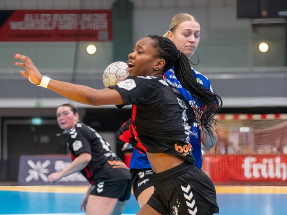 duel between Jessy Marlonne Souza TSV Bayer 04 Leverkusen, 09 and Emma Mirabell Dubrau Rostocker HC, 07 TSV Bayer 04 Leverkusen vs Rostocker Handball Club, Handball, ALSCO Handballbundesliga Frauen, 14 Matchday, Season 2025 2026, 18 01 2026 TSV Bayer 04 Leverkusen vs Rostocker Handball Club, Handball, ALSCO Handballbundesliga Frauen, 18 Matchday, Season 2025 2026, 18 01 2026 Leverkusen Copyright: xEibner-Pressefoto ThomasxHaeslerx EP_THR