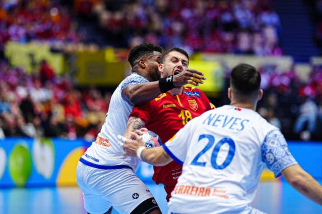 Victor Iturizza Portugal, 08 , Filip Kuzmanovski North Macedonia, 18 DEN, North Macedonia vs Portugal, Handball, EHF European Championship 2026, Group B, Matchday 2, 18 01 2026 DEN, North Macedonia vs Portugal, Handball, EHF European Championship 2026, Group B, Matchday 2, 18 01 2026 Herning Copyright: xEibner-Pressefoto MarcelxvonxFehrnx EP_MFN