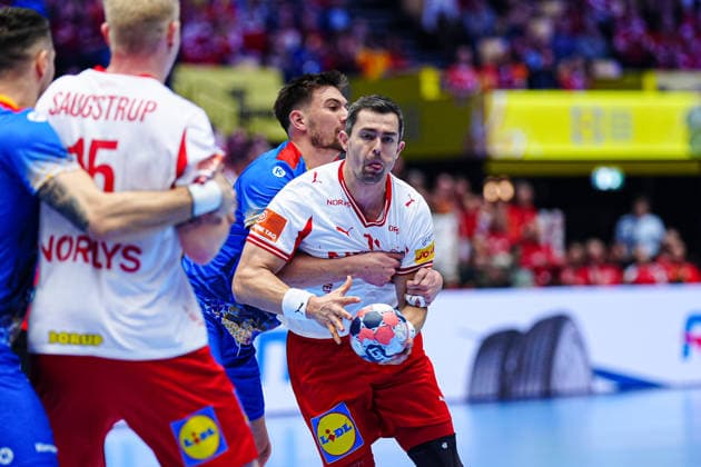 Andrei Buzle Romania, 47 , Rasmus Lauge Denmark, 11 DEN, Romania vs Denmark, Handball, EHF European Championship 2026, Group B, Matchday 2, 18 01 2026 DEN, Romania vs Denmark, Handball, EHF European Championship 2026, Group B, Matchday 2, 18 01 2026 Herning Copyright: xEibner-Pressefoto MarcelxvonxFehrnx EP_MFN