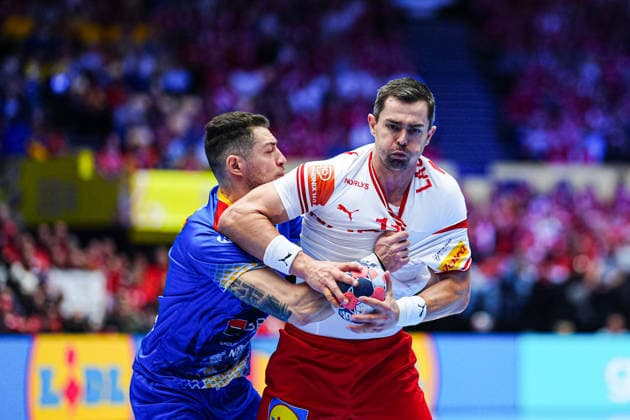 Robert Militaru Romania, 08 , Rasmus Lauge Denmark, 11 DEN, Romania vs Denmark, Handball, EHF European Championship 2026, Group B, Matchday 2, 18 01 2026 DEN, Romania vs Denmark, Handball, EHF European Championship 2026, Group B, Matchday 2, 18 01 2026 Herning Copyright: xEibner-Pressefoto MarcelxvonxFehrnx EP_MFN