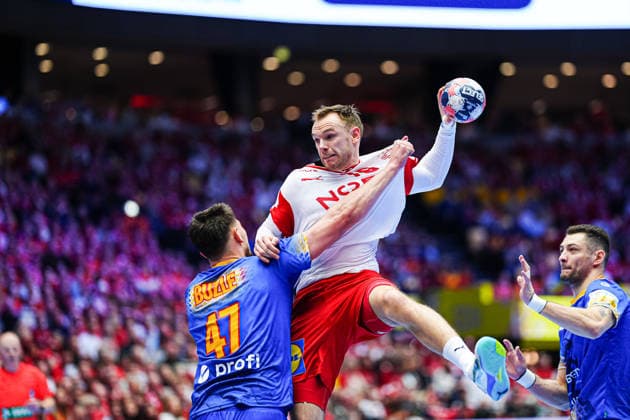 Andrei Buzle Romania, 47 , Throw Goal Mathias Gidsel Denmark, 19 DEN, Romania vs Denmark, Handball, EHF European Championship 2026, Group B, Matchday 2, 18 01 2026 DEN, Romania vs Denmark, Handball, EHF European Championship 2026, Group B, Matchday 2, 18 01 2026 Herning Copyright: xEibner-Pressefoto MarcelxvonxFehrnx EP_MFN