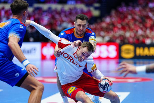 Robert Militaru Romania, 08 , Mathias Gidsel Denmark, 19 DEN, Romania vs Denmark, Handball, EHF European Championship 2026, Group B, Matchday 2, 18 01 2026 DEN, Romania vs Denmark, Handball, EHF European Championship 2026, Group B, Matchday 2, 18 01 2026 Herning Copyright: xEibner-Pressefoto MarcelxvonxFehrnx EP_MFN
