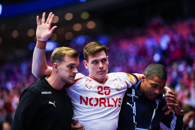 Lukas Joergensen Daenemark, 25 is carried off the court with injury by Johan Hansen Daenemark, 26 and Mads Mensah Daenemark, 22 DEN, Romania vs Denmark, Handball, EHF European Championship 2026, Group B, Matchday 2, 18 01 2026 DEN, Romania vs Denmark, Handball, EHF European Championship 2026, Group B, Matchday 2, 18 01 2026 Herning Copyright: xEibner-Pressefoto MarcelxvonxFehrnx EP_MFN