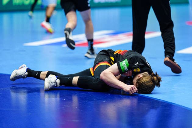 Juri Knorr Germany, 15 injured on the floor DEN, Germany vs Spain, Handball, EHF European Championship 2026, Group A, Matchday 3, 19 01 2026 DEN, Germany vs Spain, Handball, EHF European Championship 2026, Group A, Matchday 3, 19 01 2026 Herning Copyright: xEibner-Pressefoto MarcelxvonxFehrnx EP_MFN