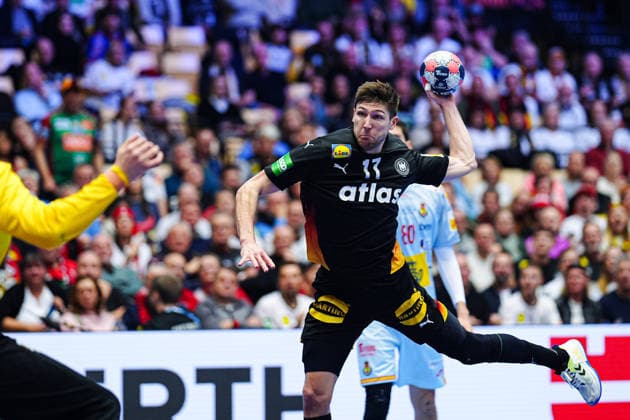 Throw Goal Lukas Zerbe Germany, 17 DEN, Germany vs Spain, Handball, EHF European Championship 2026, Group A, Matchday 3, 19 01 2026 DEN, Germany vs Spain, Handball, EHF European Championship 2026, Group A, Matchday 3, 19 01 2026 Herning Copyright: xEibner-Pressefoto MarcelxvonxFehrnx EP_MFN