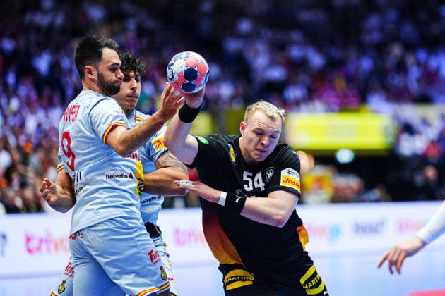 Ian Tarrafeta Spain, 09 , Justus Fischer Germany, 54 DEN, Germany vs Spain, Handball, EHF European Championship 2026, Group A, Matchday 3, 19 01 2026 DEN, Germany vs Spain, Handball, EHF European Championship 2026, Group A, Matchday 3, 19 01 2026 Herning Copyright: xEibner-Pressefoto MarcelxvonxFehrnx EP_MFN