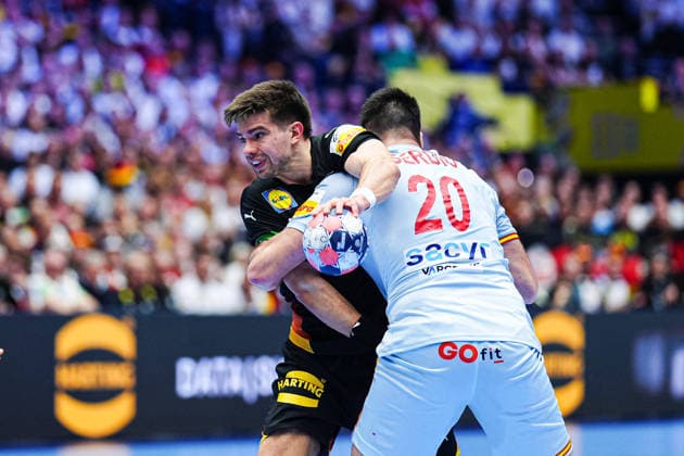 Julian Koester Germany, 18 , Abel Serdio Spain, 20 DEN, Germany vs Spain, Handball, EHF European Championship 2026, Group A, Matchday 3, 19 01 2026 DEN, Germany vs Spain, Handball, EHF European Championship 2026, Group A, Matchday 3, 19 01 2026 Herning Copyright: xEibner-Pressefoto MarcelxvonxFehrnx EP_MFN