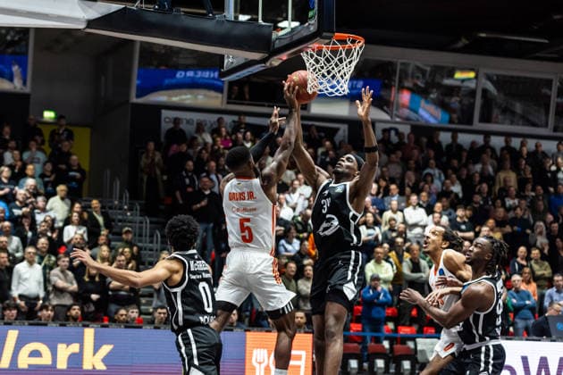 GER, BKT EuroCup, season 2025 2026, Niners Chemnitz Cosea JL Bourg en Bresse 20 01 2026, Messe, Chemnitz, GER, BKT EuroCup, season 2025 2026, Niners Chemnitz Cosea JL Bourg en Bresse Corey Davis Jr Niners Chemnitz, 5 , Kevin Kokila Cosea JL Bourg en Bresse 34 Foto Alexander Trienitz Chemnitz Messe Sachsen Germany