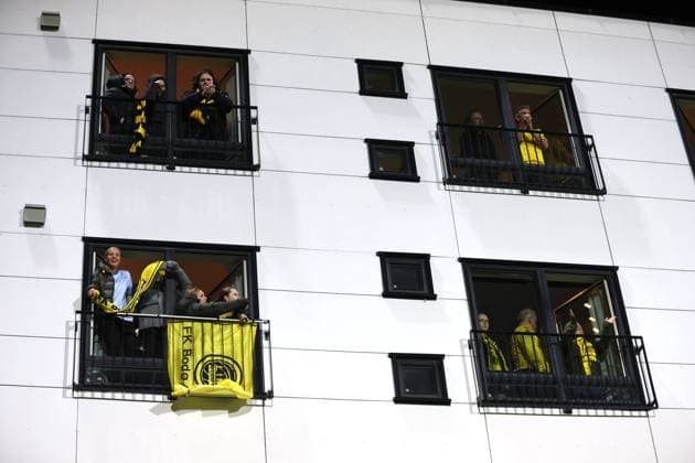 Fans watch from an overlooking building Bodo Glimt v Manchester City, UEFA Champions League, Group Stage, Football, Aspmyra Stadion, Bodo, Norway - 20 Jan 2026Bodo Aspmyra Stadion Norway EDITORIAL USE ONLY No use with unauthorised audio, video, data, fixture lists, club league logos or live services. Online in-match use limited to 120 images, no video emulation. No use in betting, games or single club league player publications. Copyright: xKieranxMcManus Shutterstockx 16348328bo