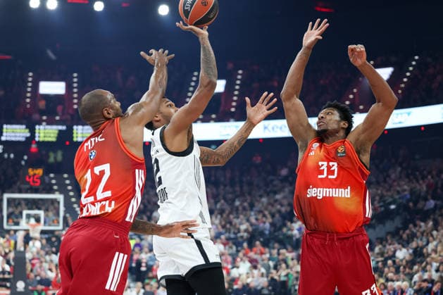 Sterling Brown Partizan Mozzart Bet Belgrade, 12 with Isiaha Mike FC Bayern Basketball, 22 and David McCormack FC Bayern Basketball, 33 , GER, FC Bayern Basketball vs Partizan Mozzart Bet Belgrade, Basketball, Euroleague, Matchday 23, Season 2025 2026, 20 01 2026, GER, FC Bayern Basketball vs Partizan Mozzart Bet Belgrade, Basketball, Euroleague, Matchday 23, Season 2025 2026, 20 01 2026 Muenchen Copyright: xEibner-Pressefoto JennixMaulx EP_JML