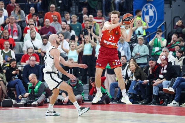 Justuz Hollatz FC Bayern Basketball, 21 with Nick Calathes Partizan Mozzart Bet Belgrade, 33 , GER, FC Bayern Basketball vs Partizan Mozzart Bet Belgrade, Basketball, Euroleague, Matchday 23, Season 2025 2026, 20 01 2026, GER, FC Bayern Basketball vs Partizan Mozzart Bet Belgrade, Basketball, Euroleague, Matchday 23, Season 2025 2026, 20 01 2026 Munich Copyright: xEibner-Pressefoto JennixMaulx EP_JML