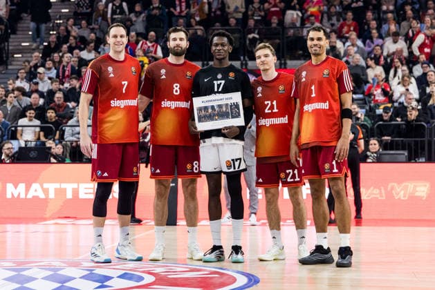 MUNICH, GERMANY - JANUARY 20: European Champion Isaac Bonga (Partizan Mozzart Bet Belgrade, 17) being recognized with his german teammates Johannes Voigtmann (FC Bayern Muenchen, 7), Leon Kratzer (FC Bayern Muenchen, 8), Justus Hollatz (FC Bayern Muenchen, 21) and Oscar da Silva (FC Bayern Muenchen, 1) before the Turkish Airlines EuroLeague match between FC Bayern Muenchen vs. Partizan Mozzart Bet Belgrade at SAP Garden on round 23 of Turkish Airlines EuroLeague on January 20, 2026 in Munich, Germany. Bavaria Germany Copyright: xSteffiexWunderlx