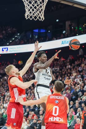 Isaac Bonga Partizan Mozzart Bet Belgrade, 17 with Niels Giffey FC Bayern Basketball, 05 and Nenad Dimitrijevic FC Bayern Basketball, 00 , GER, FC Bayern Basketball vs Partizan Mozzart Bet Belgrade, Basketball, Euroleague, Matchday 23, Season 2025 2026, 20 01 2026, GER, FC Bayern Basketball vs Partizan Mozzart Bet Belgrade, Basketball, Euroleague, Matchday 23, Season 2025 2026, 20 01 2026 Muenchen Copyright: xEibner-Pressefoto JennixMaulx EP_JML