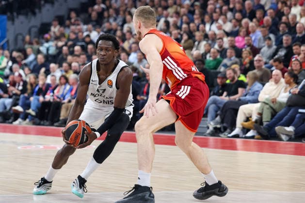 Isaac Bonga Partizan Mozzart Bet Belgrade, 17 with Niels Giffey FC Bayern Basketball, 05 , GER, FC Bayern Basketball vs Partizan Mozzart Bet Belgrade, Basketball, Euroleague, Matchday 23, Season 2025 2026, 20 01 2026, GER, FC Bayern Basketball vs Partizan Mozzart Bet Belgrade, Basketball, Euroleague, Matchday 23, Season 2025 2026, 20 01 2026 Muenchen Copyright: xEibner-Pressefoto JennixMaulx EP_JML