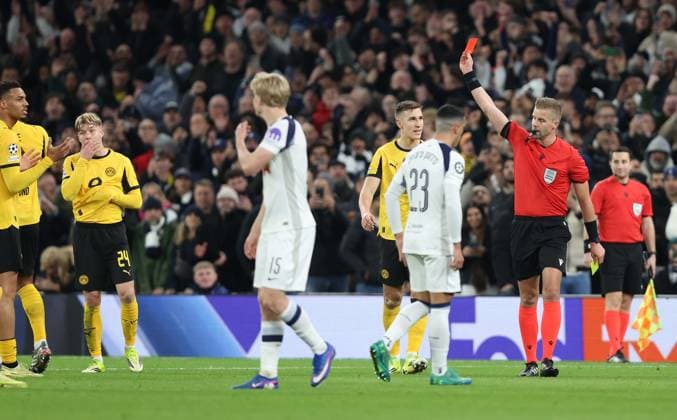 . - Tottenham Hotspur v Borussia Dortmund, UEFA Champions League, League Phase, Tottenham Hotspur Stadium, London, England. - 20th January 2026. (C) Daniel Weir Crystal Pix Daniel Svensson of Borussia Dortmund is shown a red card and sent off by Referee. - Tottenham Hotspur v Borussia Dortmund, UEFA Champions League, League Phase, Tottenham Hotspur Stadium, London, England. - 20th January 2026. (C) Daniel Weir Crystal Pix London Tottenham Hotspur Stadium United Kingdom Copyright: xDanielxWeirx CP_Tottenham_Dortmund_200126_DW_22