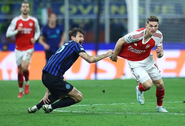 Viktor Gyokeres of Arsenal and Francesco Acerbi of Inter Milan Inter Milan v Arsenal, UEFA Champions League, Group Stage, Football, San Siro, Milan, Italy - 20 Jan 2026Milan San Siro Italy EDITORIAL USE ONLY No use with unauthorised audio, video, data, fixture lists, club league logos or live services. Online in-match use limited to 120 images, no video emulation. No use in betting, games or single club league player publications. Copyright: xMichaelxZemanek Shutterstockx 16348333aq