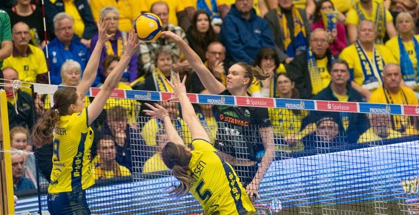 21 1 2026, Volleyball, Women, VBL, 1 VBL, 1 Volleyball Bundesliga, 12 Matchday, SSC Palmberg Schwerin Ladies in Black Aachen Leana Grozer SSC Palmberg Schwerin, left and Suus Gerritsen SSC Palmberg Schwerin, center against Karmena Straka Ladies in Black, right Schwerin Palmberg Arena Mecklenburg Vorpommern Germany