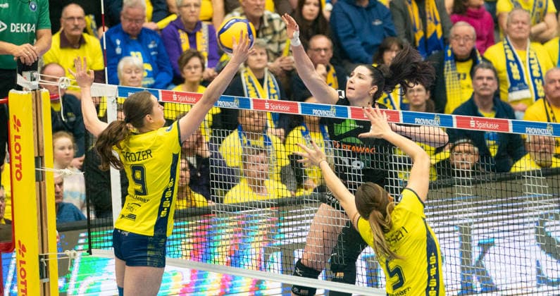 21 1 2026, Volleyball, Women, VBL, 1 VBL, 1 Volleyball Bundesliga, 12 Matchday, SSC Palmberg Schwerin Ladies in Black Aachen Leana Grozer SSC Palmberg Schwerin, left and Suus Gerritsen SSC Palmberg Schwerin, right against Karmena Straka Ladies in Black, center Schwerin Palmberg Arena Mecklenburg Vorpommern Germany