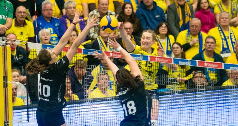 21 1 2026, Volleyball, Women, VBL, 1 VBL, 1 Volleyball Bundesliga, 12 Matchday, SSC Palmberg Schwerin Ladies in Black Aachen Mia Kirchhoff SSC Palmberg Schwerin, right against Sindi Mico Ladies in Black, left and Lea Ambrosius Ladies in Black, center Schwerin Palmberg Arena Mecklenburg Vorpommern Germany