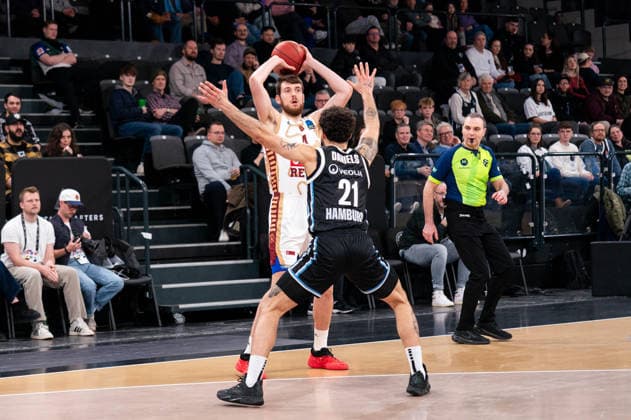 Alessandro Lever Umana Reyer Venice, 4 on the ball, Devon Daniels Veolia Towers Hamburg, 21 , GER, Veolia Towers Hamburg vs Umana Reyer Venice, Basketball, EuroCup, Matchday 15, Season 2025 2026, 21 01 2026 GER, Veolia Towers Hamburg vs Umana Reyer Venice, Basketball, EuroCup, Matchday 15, Season 2025 2026, 21 01 2026 Hamburg Copyright: xEibner-Pressefoto MaxxVincenx EP_MVN