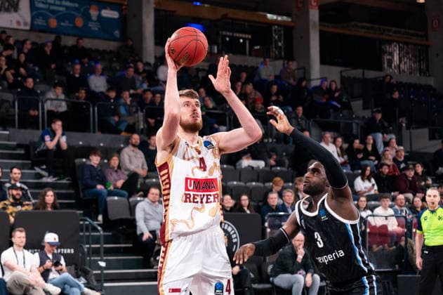 Alessandro Lever Umana Reyer Venice, 4 on throw, Osaro Rich Veolia Towers Hamburg, 03 , GER, Veolia Towers Hamburg vs Umana Reyer Venice, Basketball, EuroCup, Matchday 15, Season 2025 2026, 21 01 2026 GER, Veolia Towers Hamburg vs Umana Reyer Venice, Basketball, EuroCup, Matchday 15, Season 2025 2026, 21 01 2026 Hamburg Copyright: xEibner-Pressefoto MaxxVincenx EP_MVN