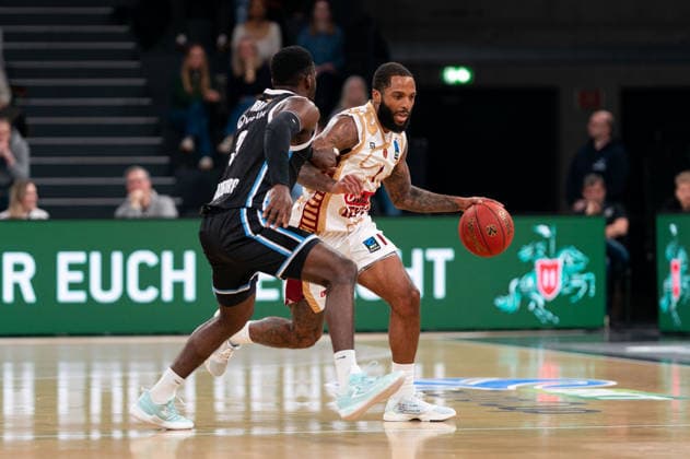 RJ Cole Umana Reyer Venice, 1 on the dribble against Osaro Rich Veolia Towers Hamburg, 03 , GER, Veolia Towers Hamburg vs Umana Reyer Venice, Basketball, EuroCup, Matchday 15, Season 2025 2026, 21 01 2026 GER, Veolia Towers Hamburg vs Umana Reyer Venice, Basketball, EuroCup, Matchday 15, Season 2025 2026, 21 01 2026 Hamburg Copyright: xEibner-Pressefoto MaxxVincenx EP_MVN