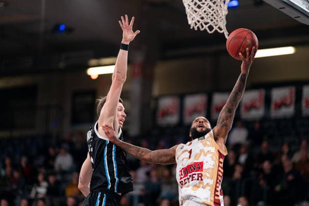 RJ Cole Umana Reyer Venice, 1 on lay-up, Niklas Wimberg Veolia Towers Hamburg, 17 , GER, Veolia Towers Hamburg vs Umana Reyer Venice, Basketball, EuroCup, Matchday 15, Season 2025 2026, 21 01 2026 GER, Veolia Towers Hamburg vs Umana Reyer Venice, Basketball, EuroCup, Matchday 15, Season 2025 2026, 21 01 2026 Hamburg Copyright: xEibner-Pressefoto MaxxVincenx EP_MVN