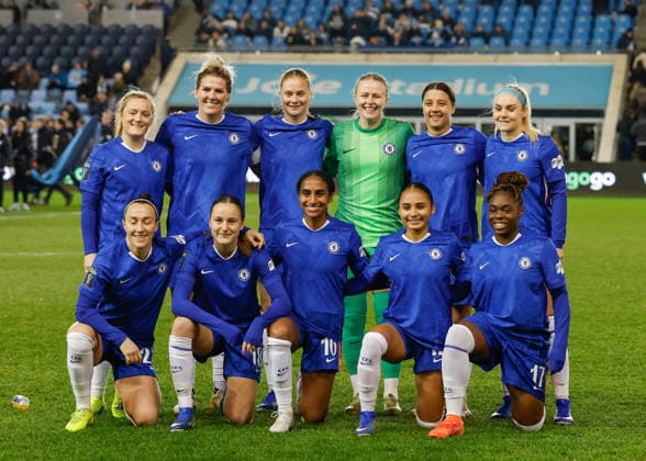 Manchester, England, 21st January 2026. A Chelsea team group, Mannschaftsbild, Totale photo ahead of the Manchester City Women vs Chelsea Women Subway Women s League Cup match at the Academy Stadium, Manchester. Picture credit should read: Cody Froggatt Sportimage EDITORIAL USE ONLY. No use with unauthorised audio, video, data, fixture lists, club league logos or live services. Online in-match use limited to 120 images, no video emulation. No use in betting, games or single club league player publications. SPI_014_CF_MANCHESTER_CITY_WOMEN_V_CHELSEA_WOMEN SPI-4471-0014